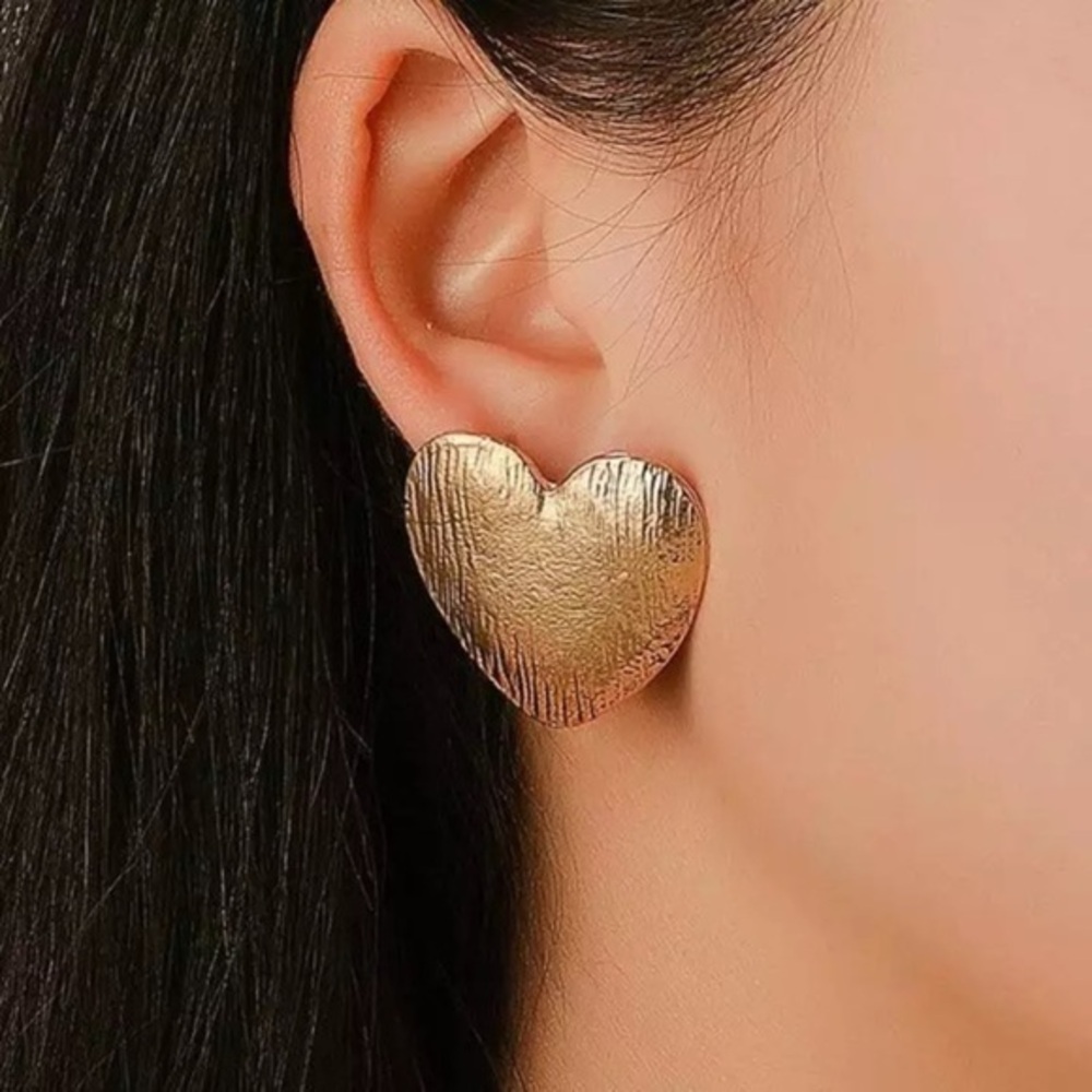 3/$30 💛🤍 Heart Stud Earrings
